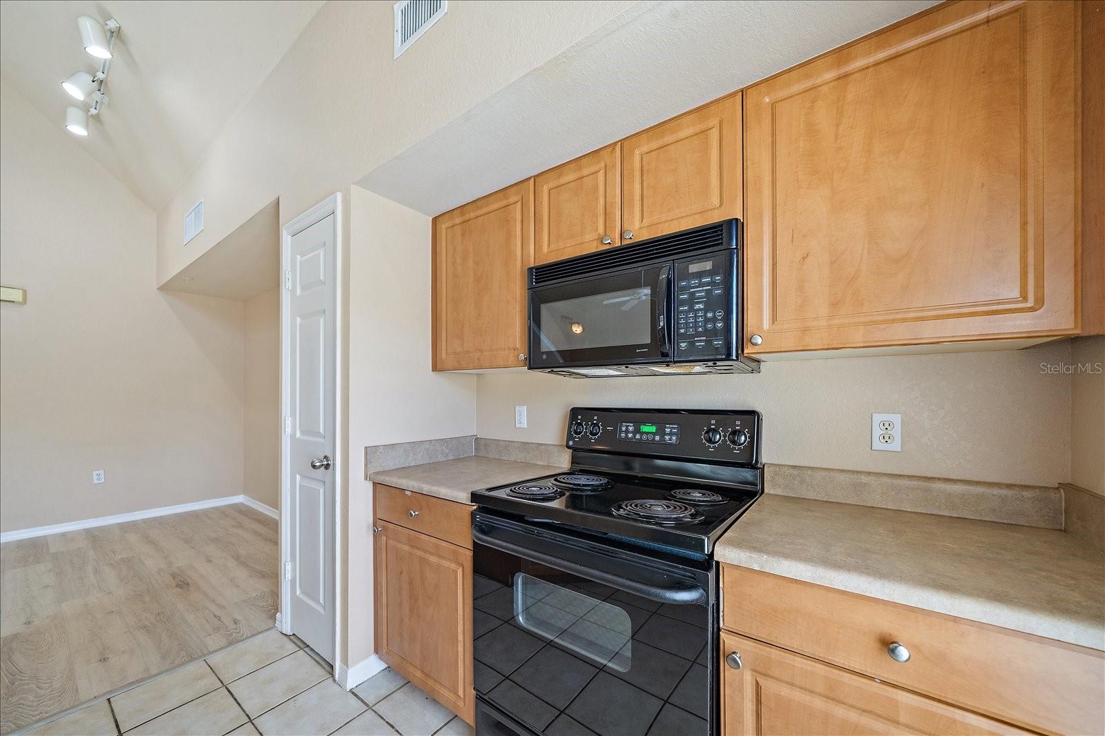 Image 14 of 47 For 5540 Rosehill Road 201