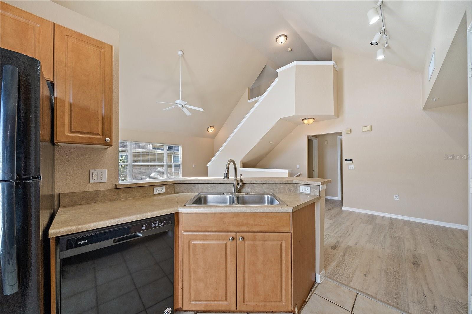 Image 16 of 47 For 5540 Rosehill Road 201