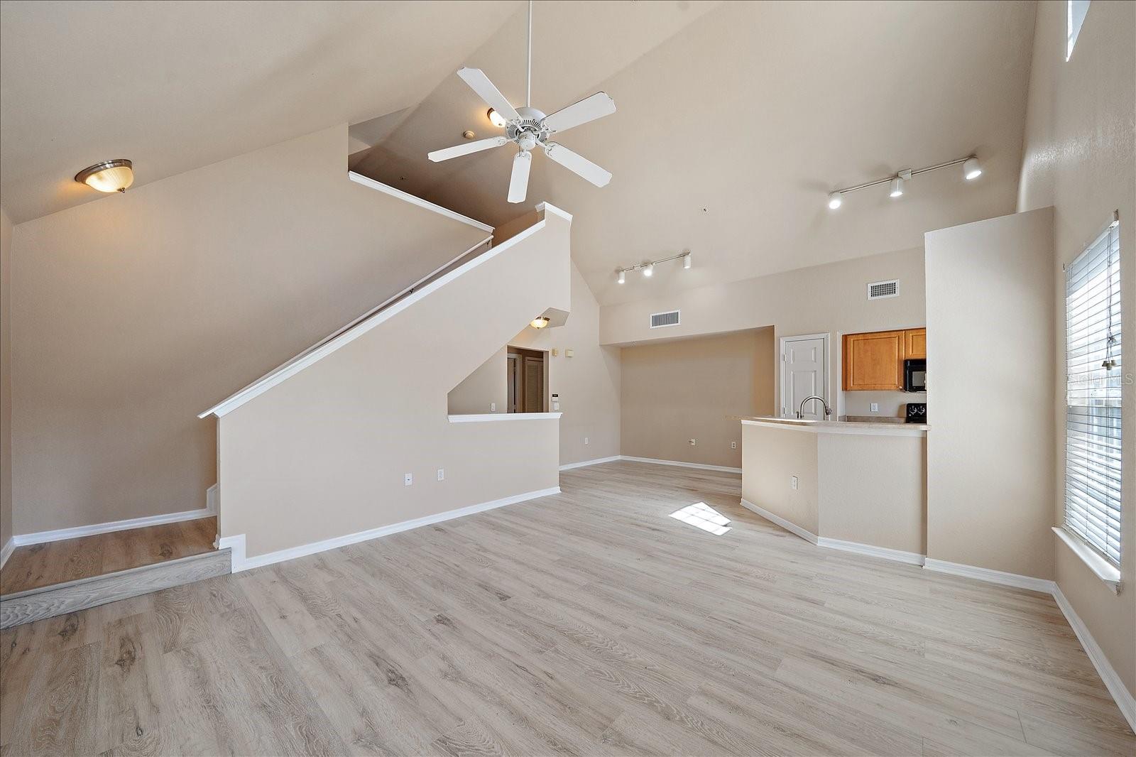 Image 19 of 47 For 5540 Rosehill Road 201