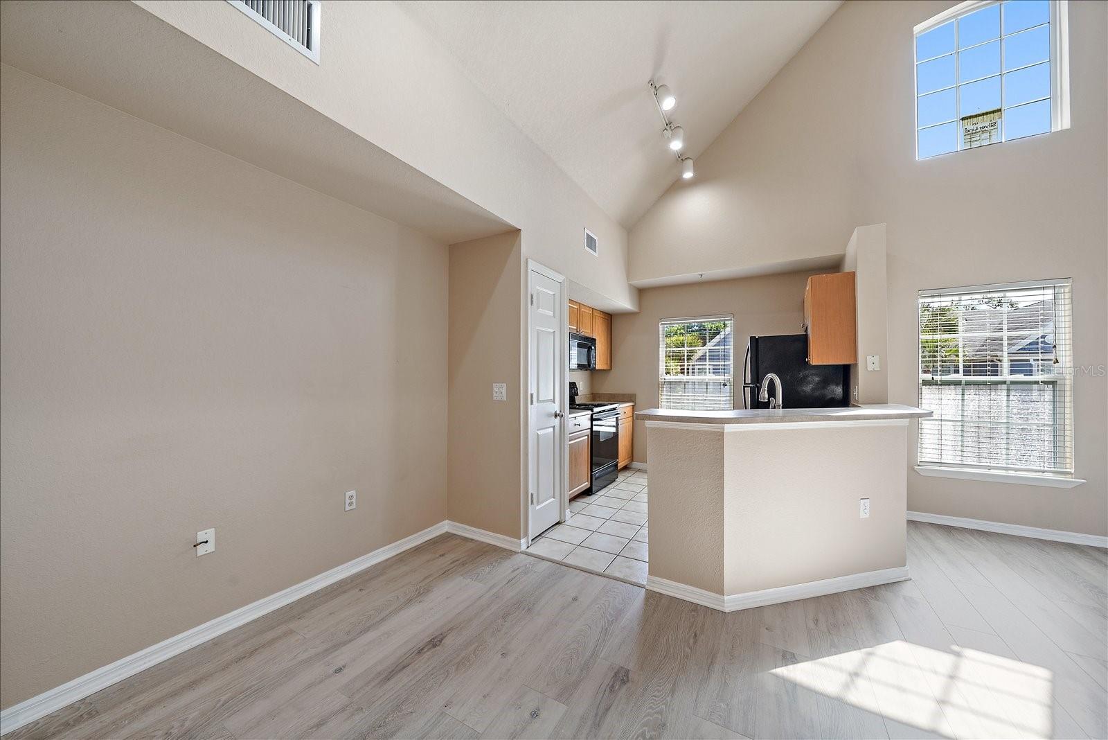 Image 9 of 47 For 5540 Rosehill Road 201