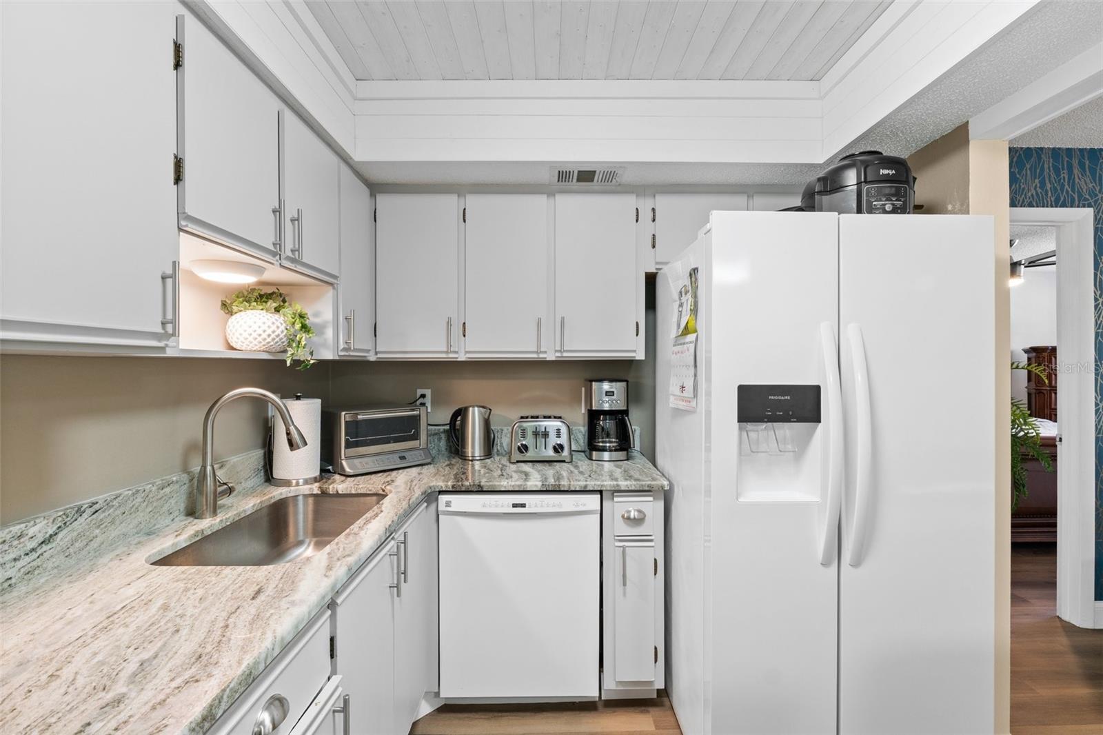 Image 15 of 37 For 19505 Quesada Avenue Vv201