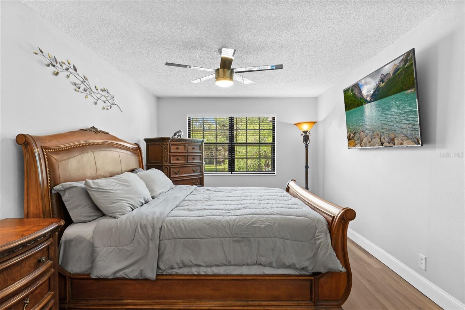 Image 17 of 37 For 19505 Quesada Avenue Vv201