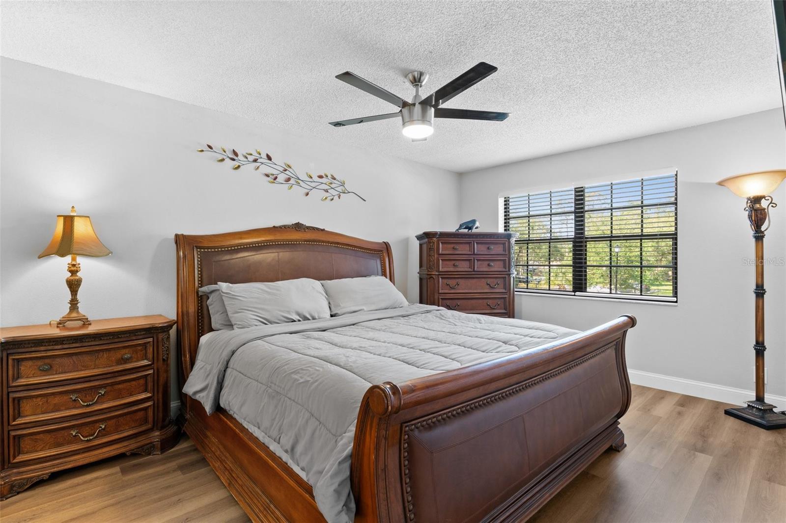 Image 18 of 37 For 19505 Quesada Avenue Vv201