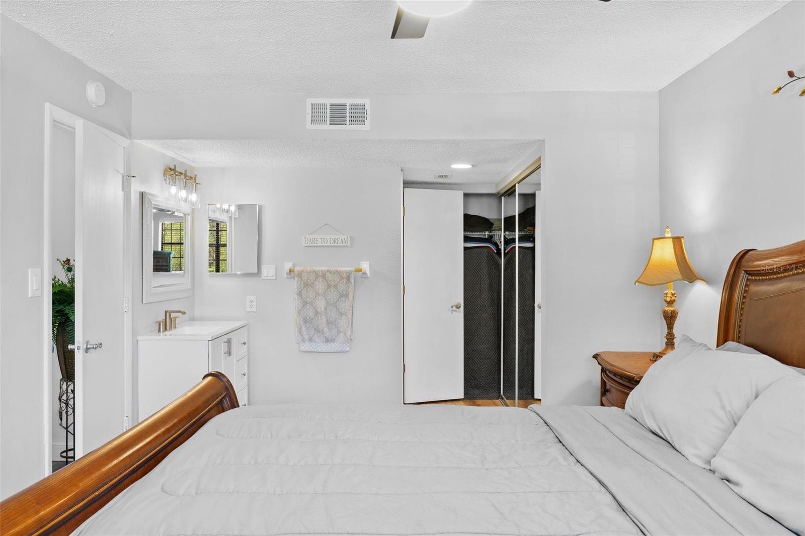 Image 19 of 37 For 19505 Quesada Avenue Vv201