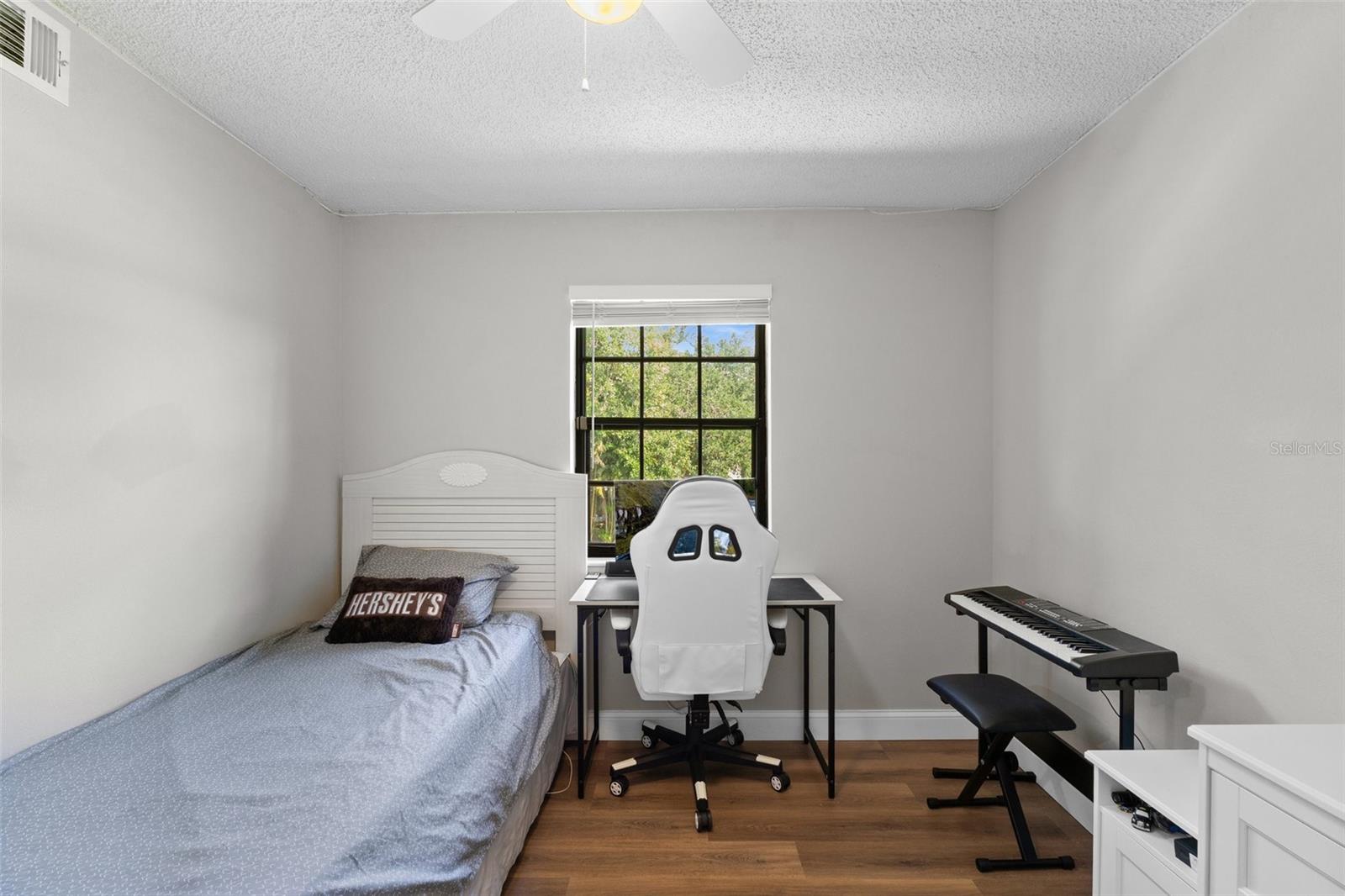 Image 25 of 37 For 19505 Quesada Avenue Vv201