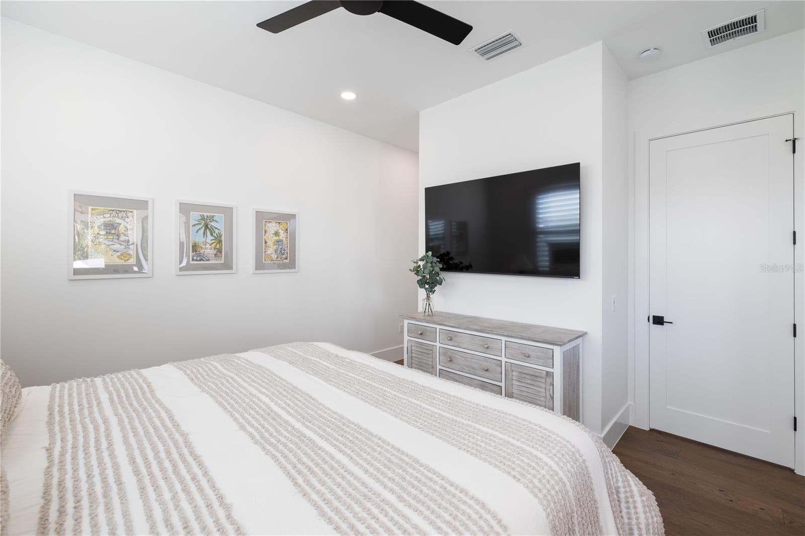 Image 75 of 93 For 4634 Higel Avenue