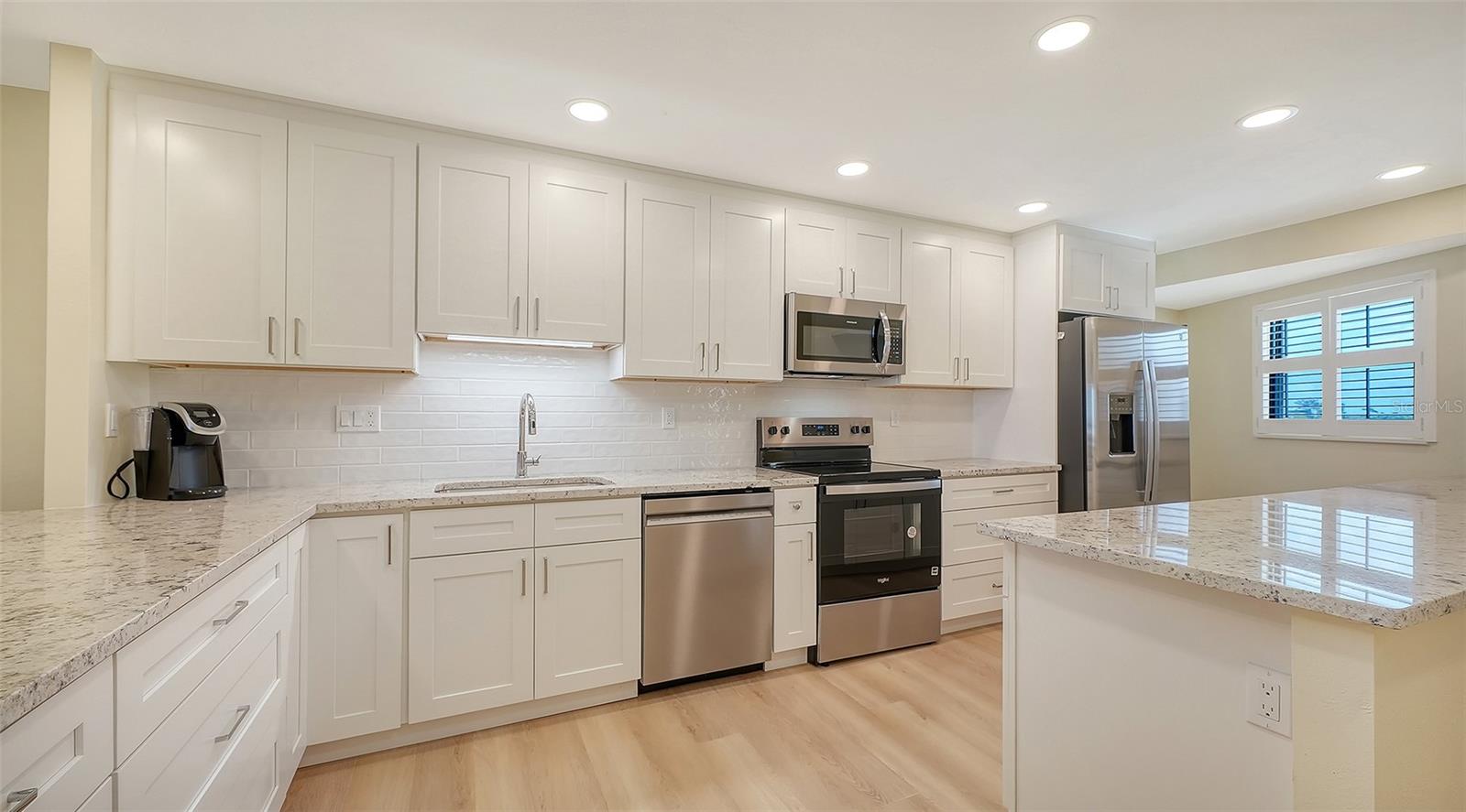 Image 20 of 35 For 5790 Midnight Pass Road 506