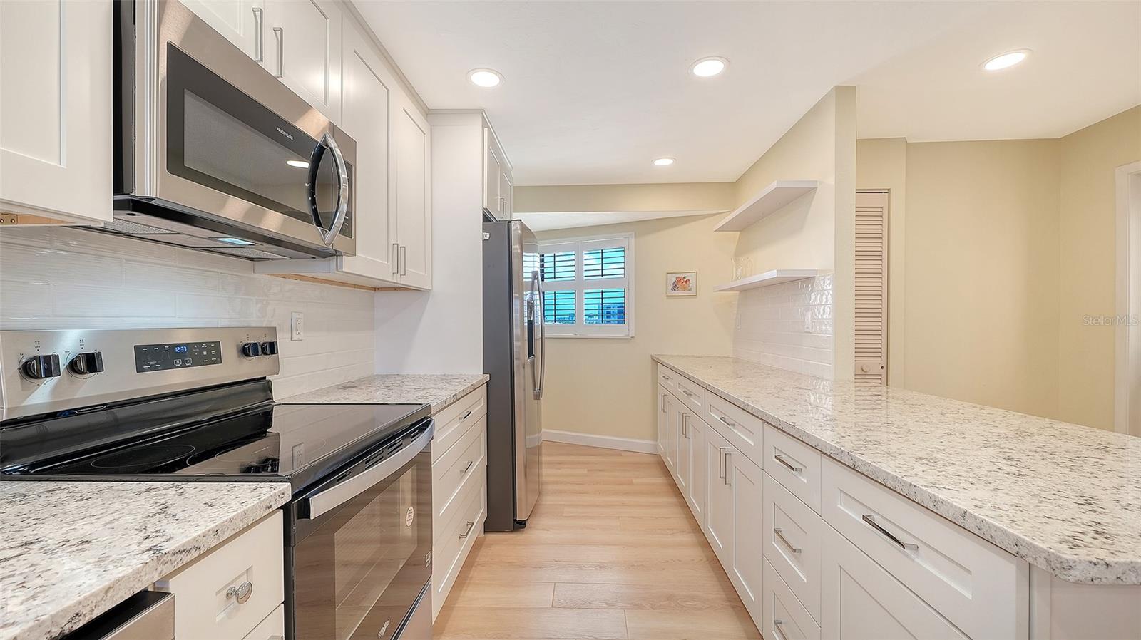 Image 23 of 35 For 5790 Midnight Pass Road 506