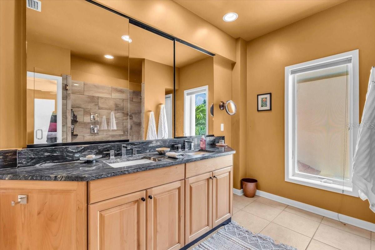 Image 24 of 43 For 1685 Laurel Street 4