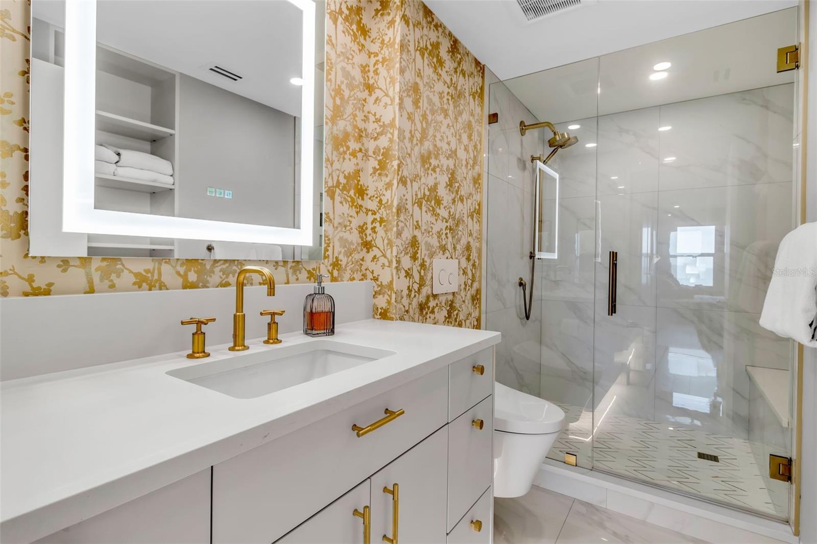 Image 32 of 76 For 5740 Midnight Pass Road 403