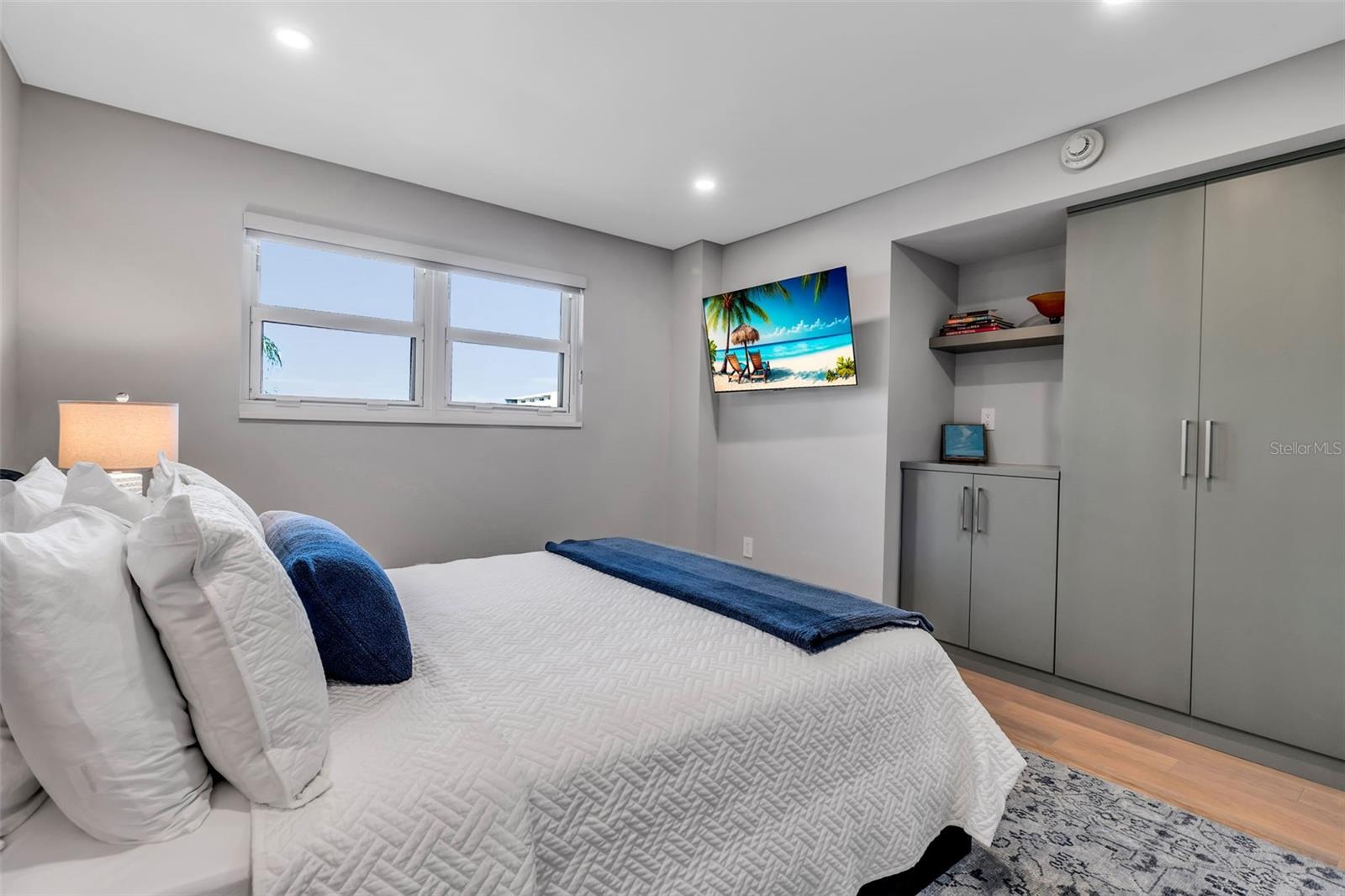 Image 40 of 76 For 5740 Midnight Pass Road 403