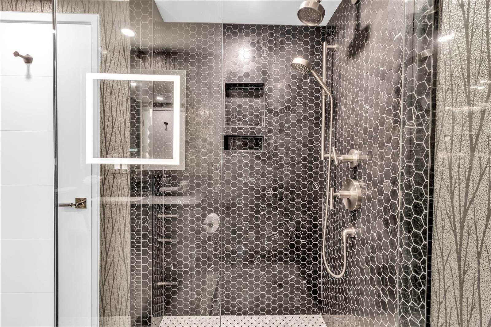 Image 43 of 76 For 5740 Midnight Pass Road 403