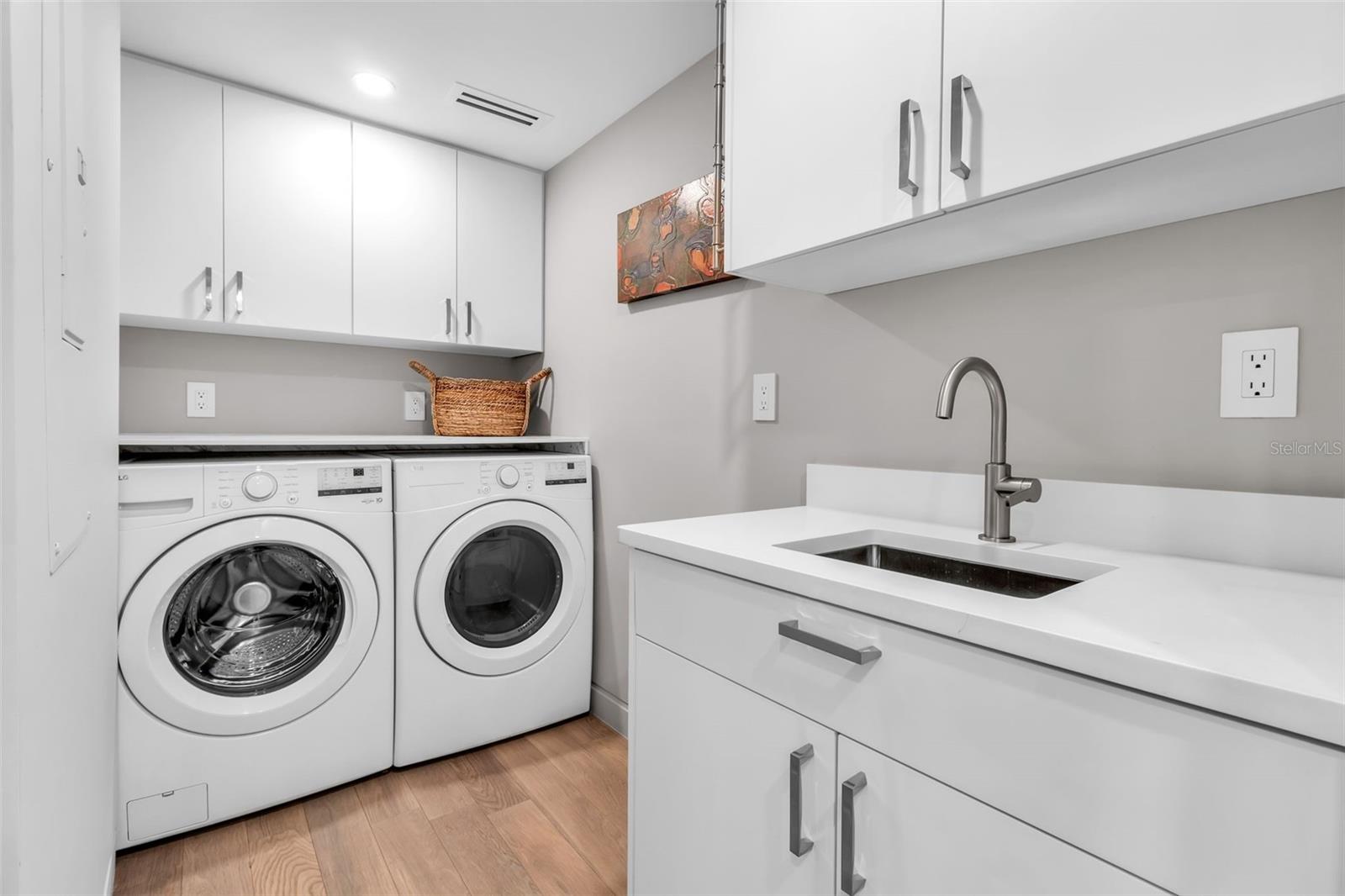 Image 44 of 76 For 5740 Midnight Pass Road 403