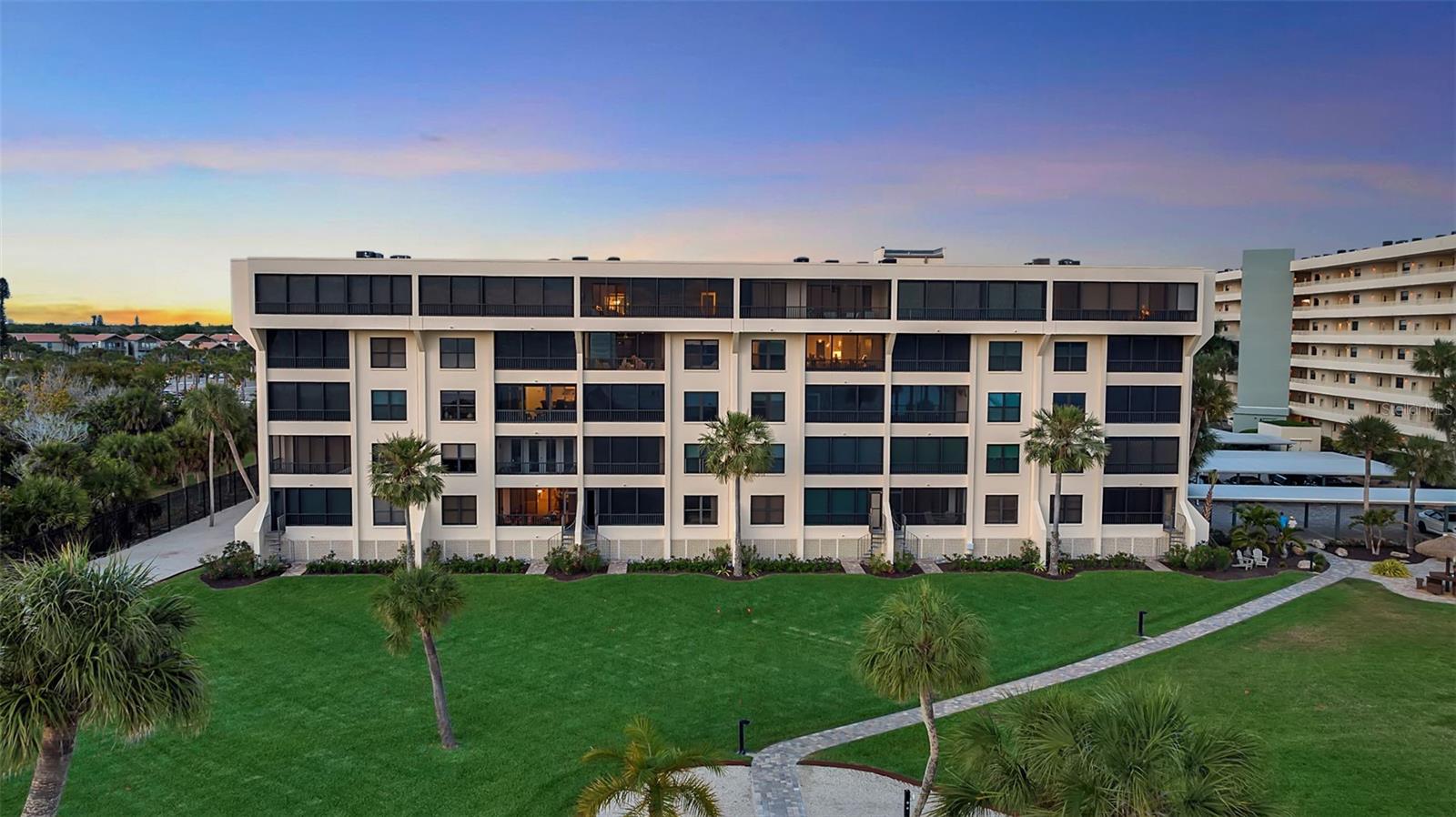 Image 56 of 76 For 5740 Midnight Pass Road 403