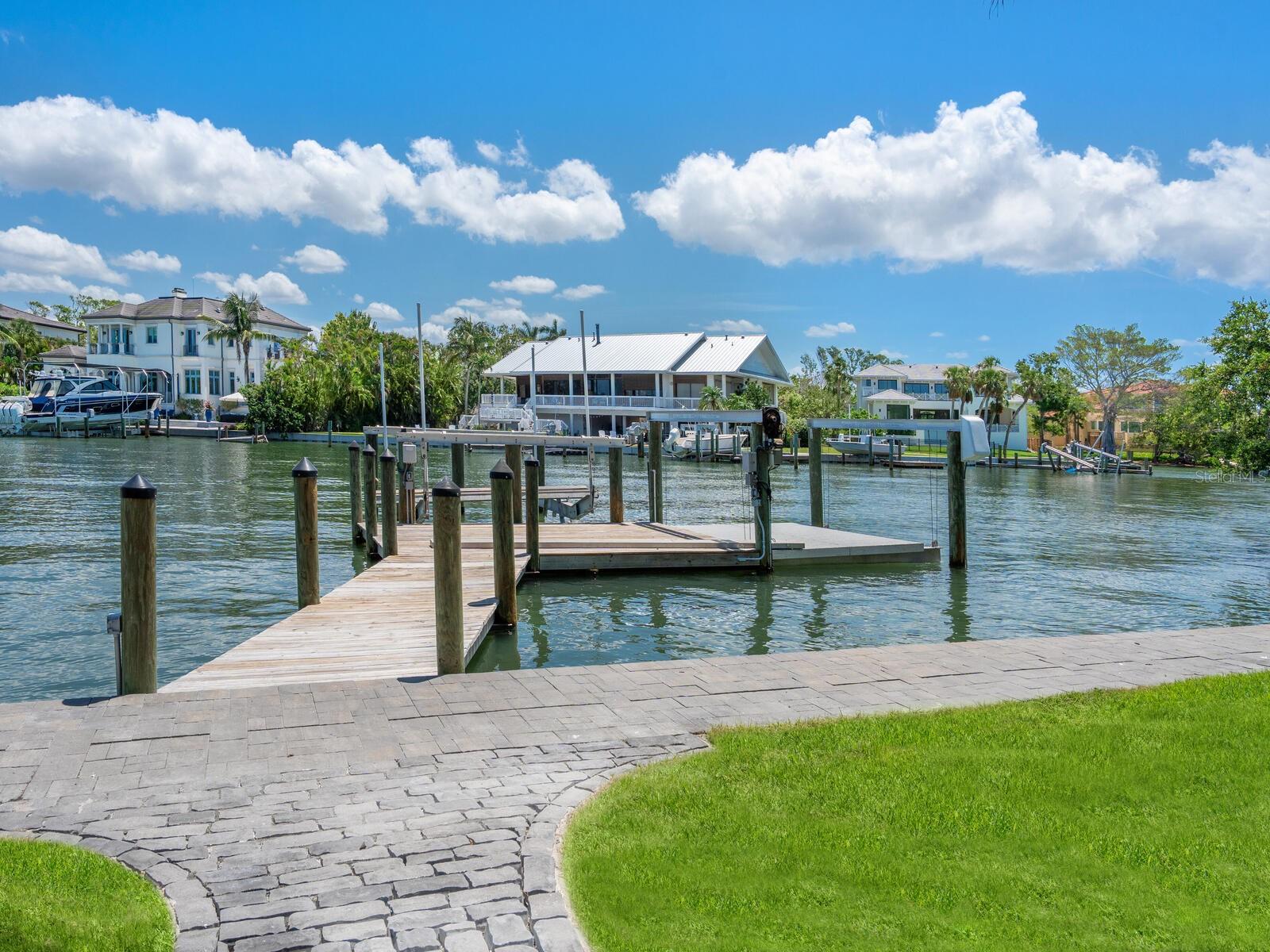 Image 7 of 14 For 1435 Hillview Drive