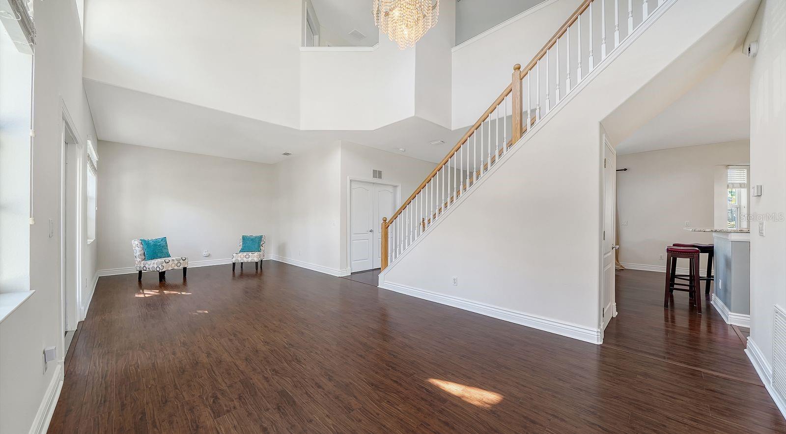 Listing photo id 9 for 152 New Briton Court