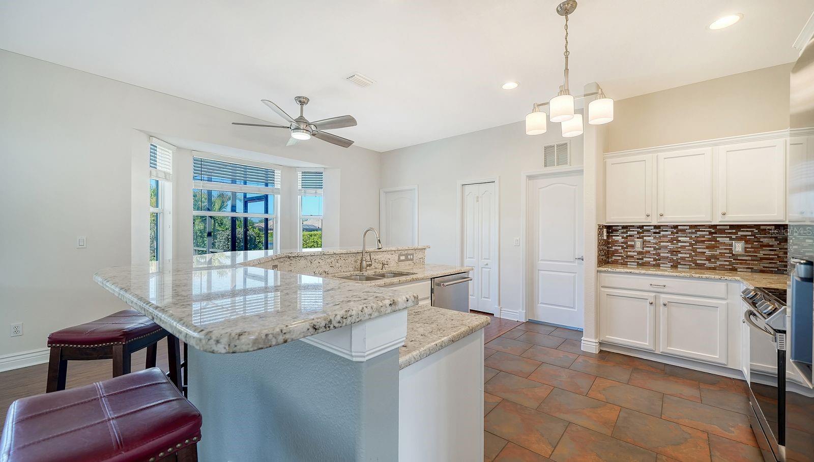 Listing photo id 14 for 152 New Briton Court