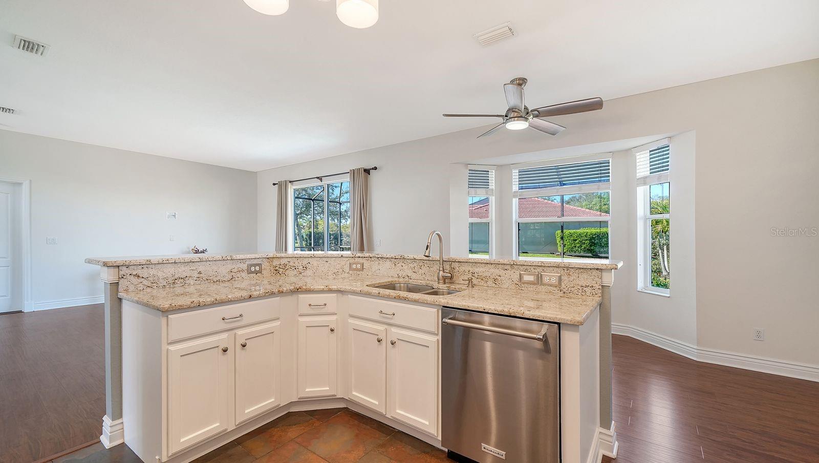 Listing photo id 15 for 152 New Briton Court