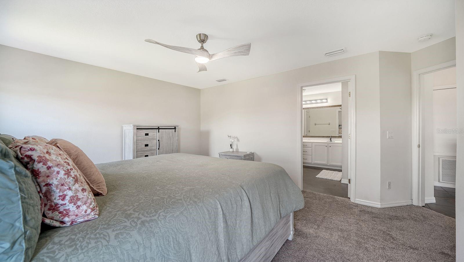 Listing photo id 20 for 152 New Briton Court