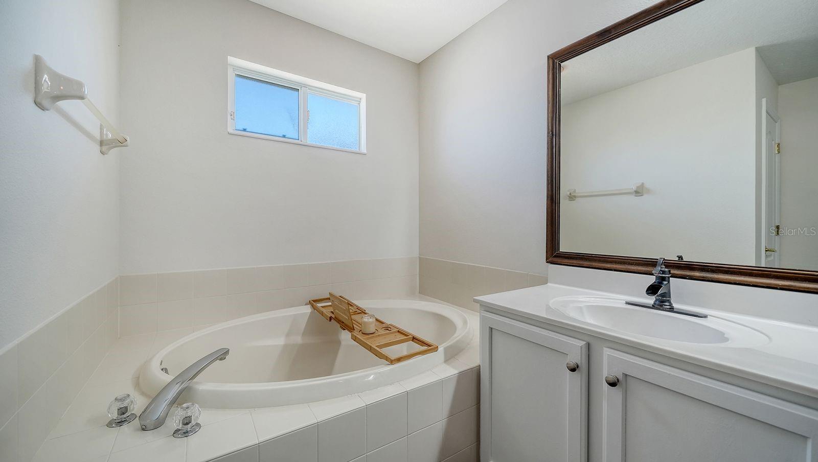 Listing photo id 24 for 152 New Briton Court