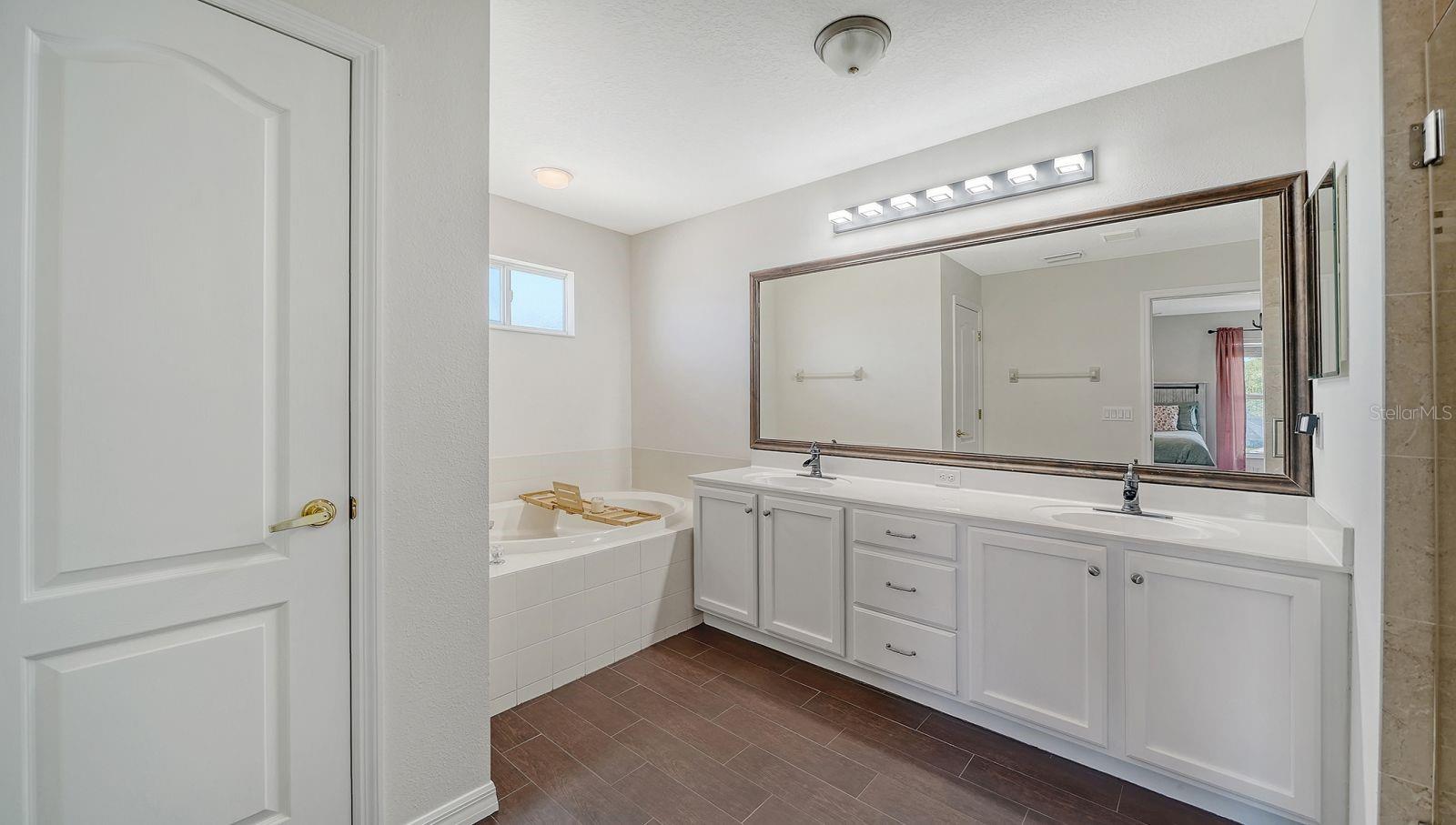 Listing photo id 2 for 152 New Briton Court