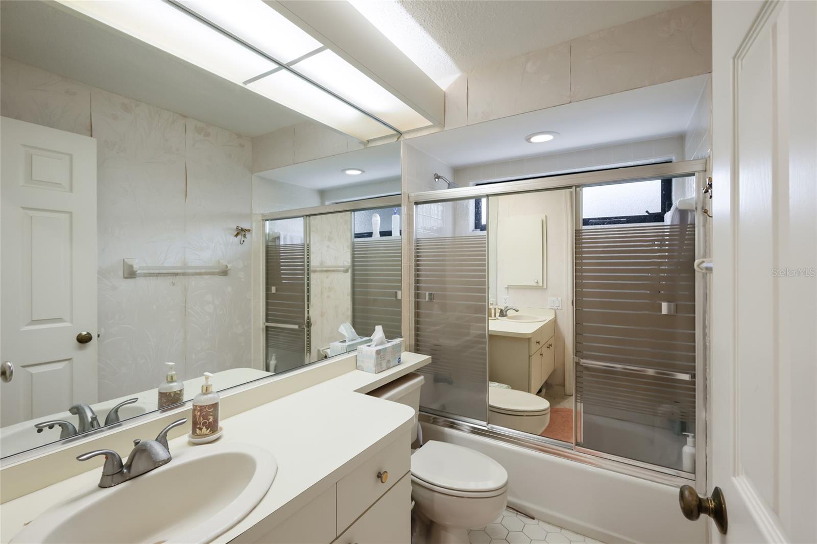 Image 28 of 53 For 6821 Country Lakes Circle