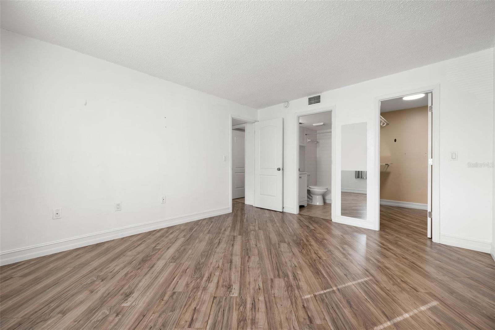 Image 16 of 36 For 3223 Beneva Road 101