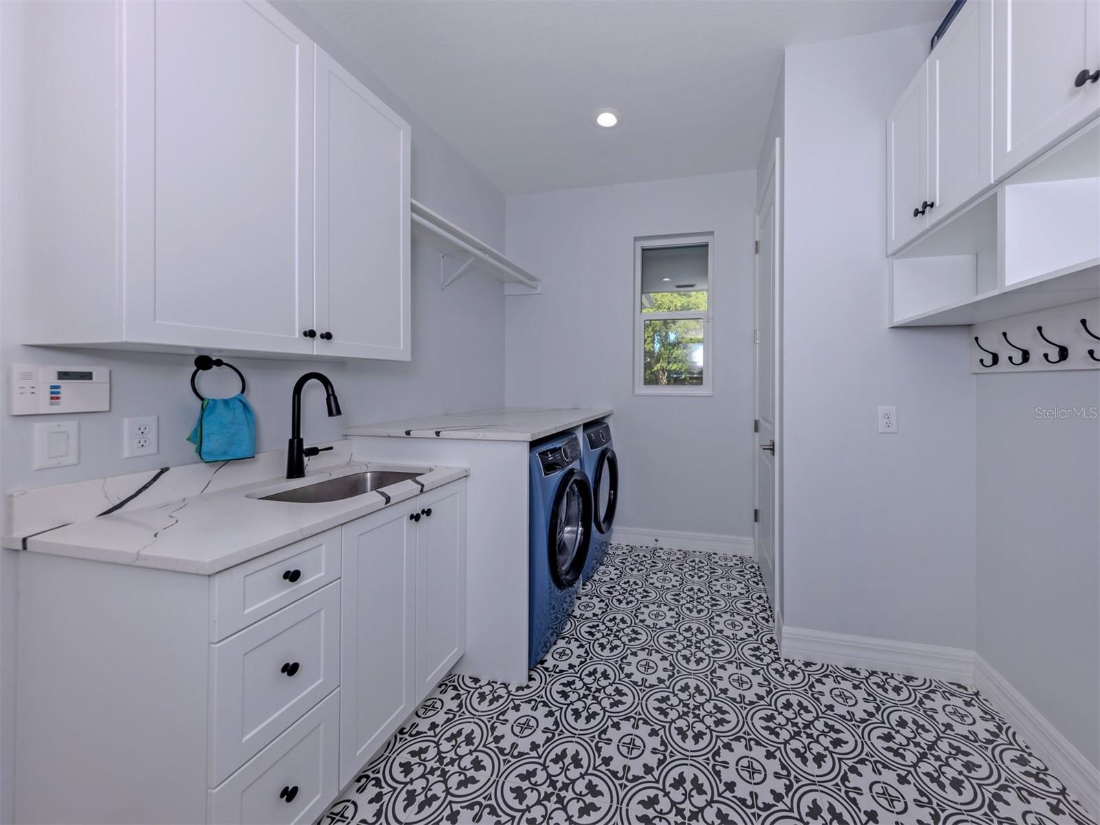 Image 27 of 47 For 851 Linden Road