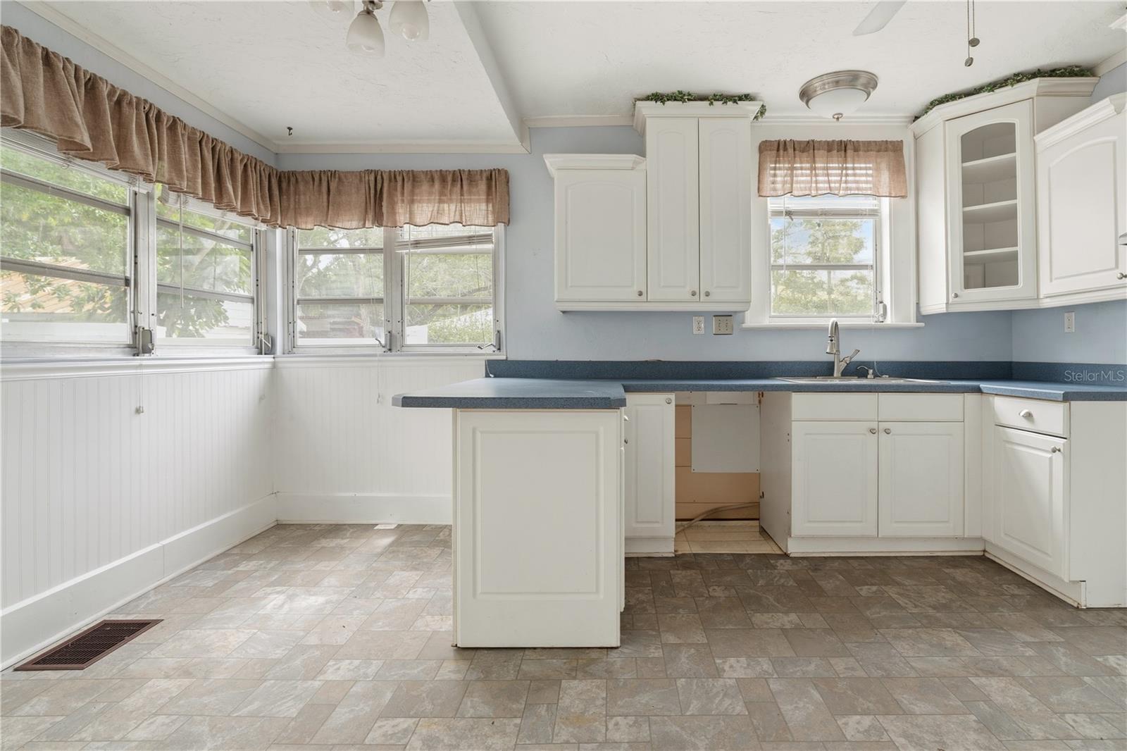 Image 12 of 29 For 1543 8th Avenue W