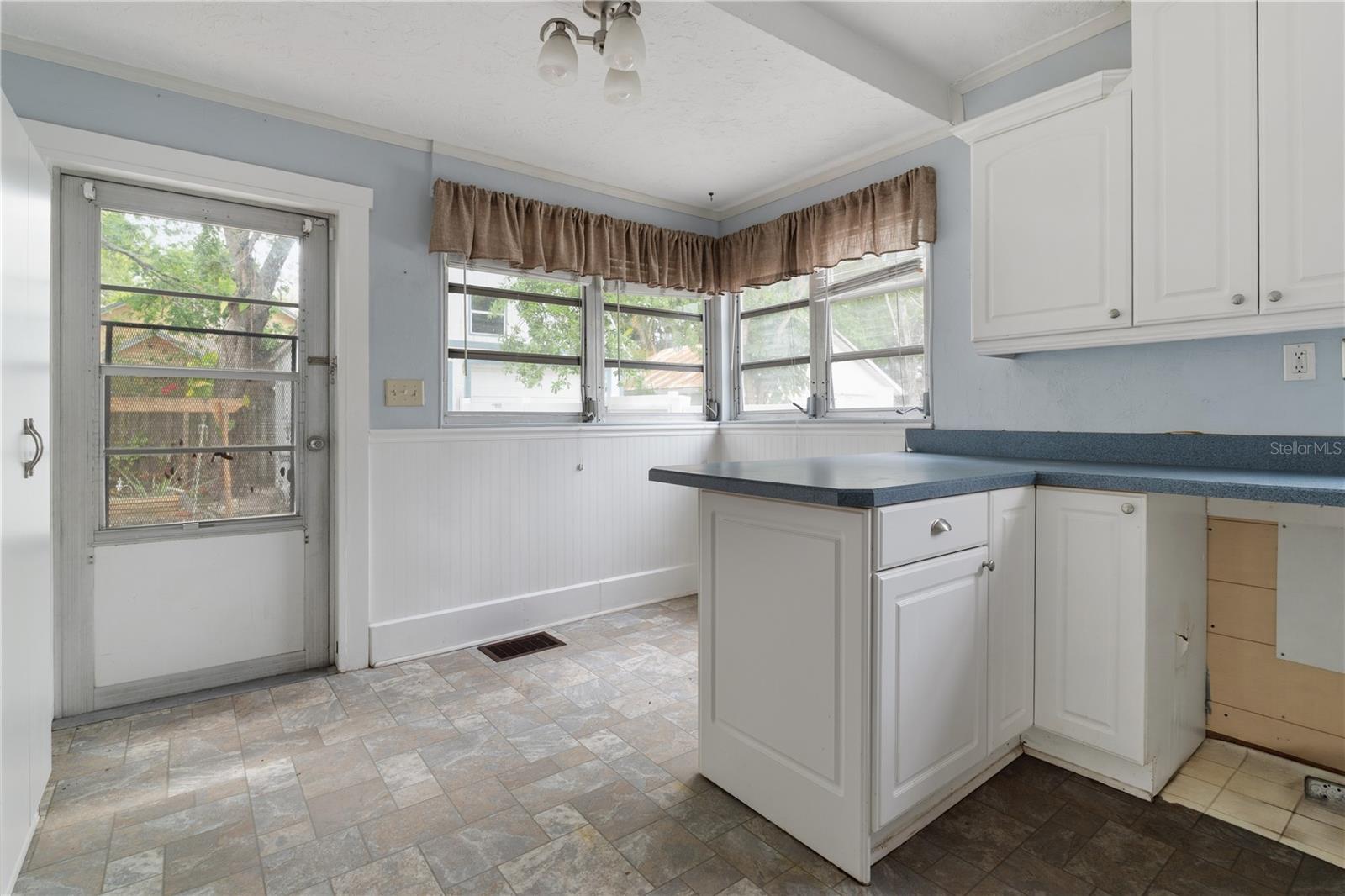 Image 15 of 29 For 1543 8th Avenue W