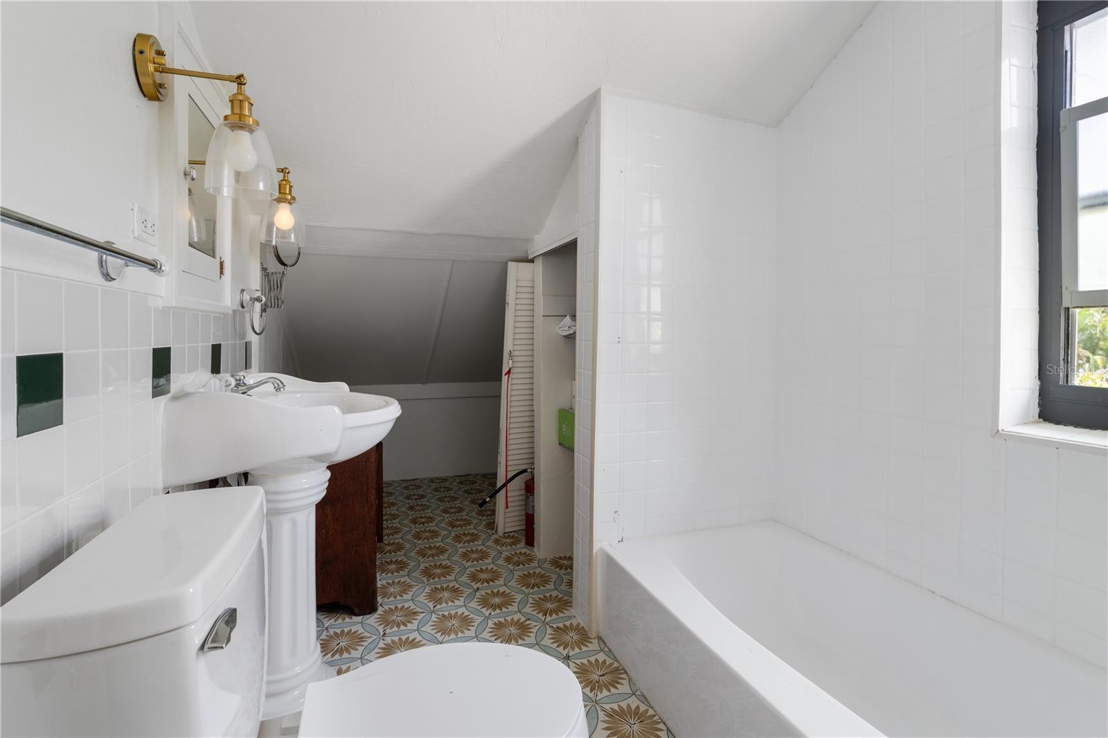 Image 16 of 29 For 1543 8th Avenue W