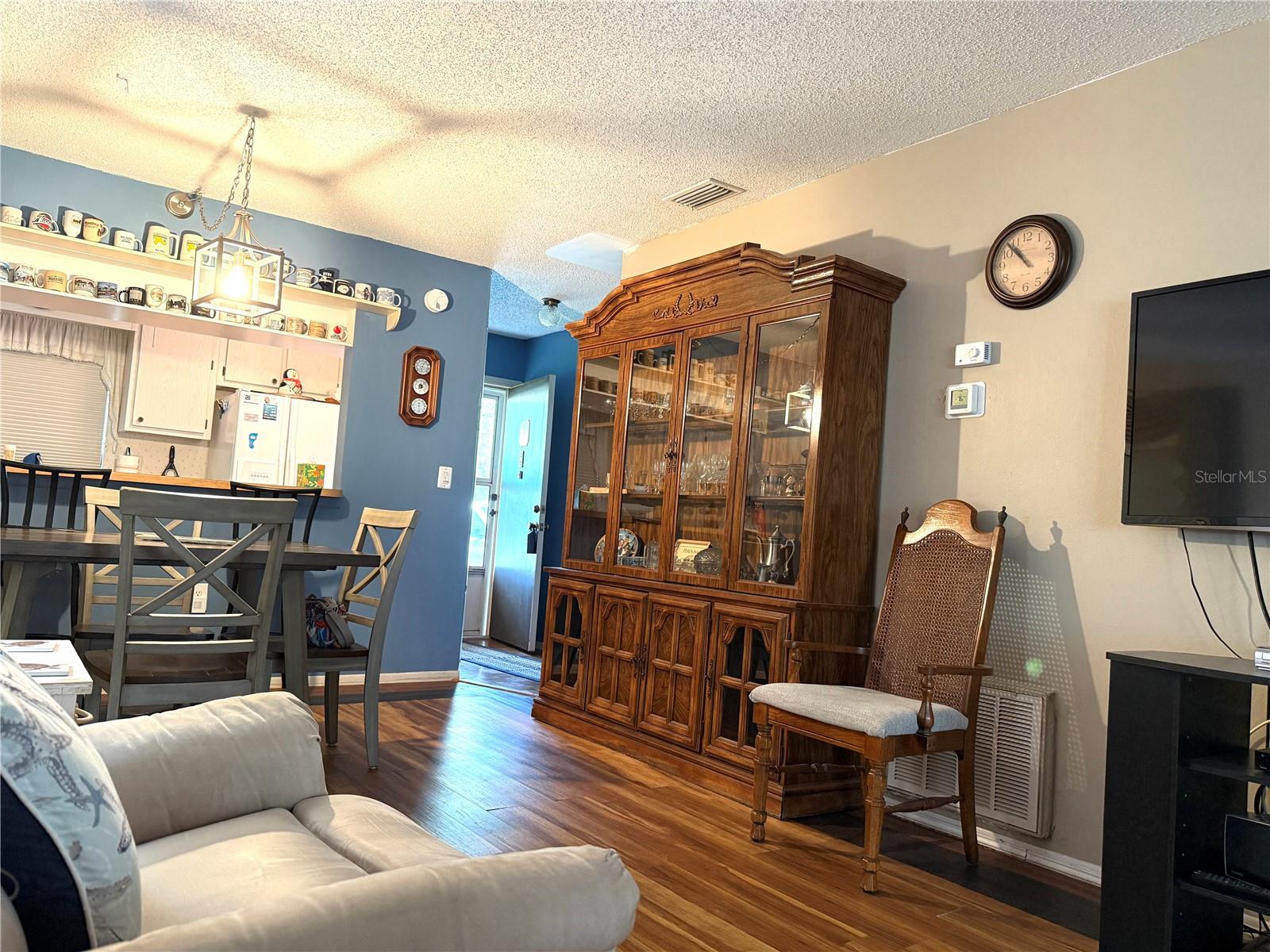 Image 8 of 42 For 390 301 Boulevard W 8a