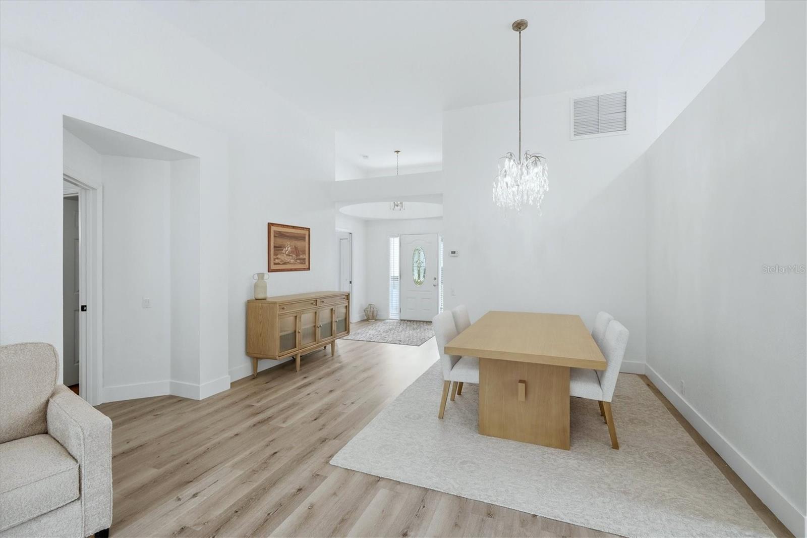 Image 6 of 50 For 7904 Hampton Court