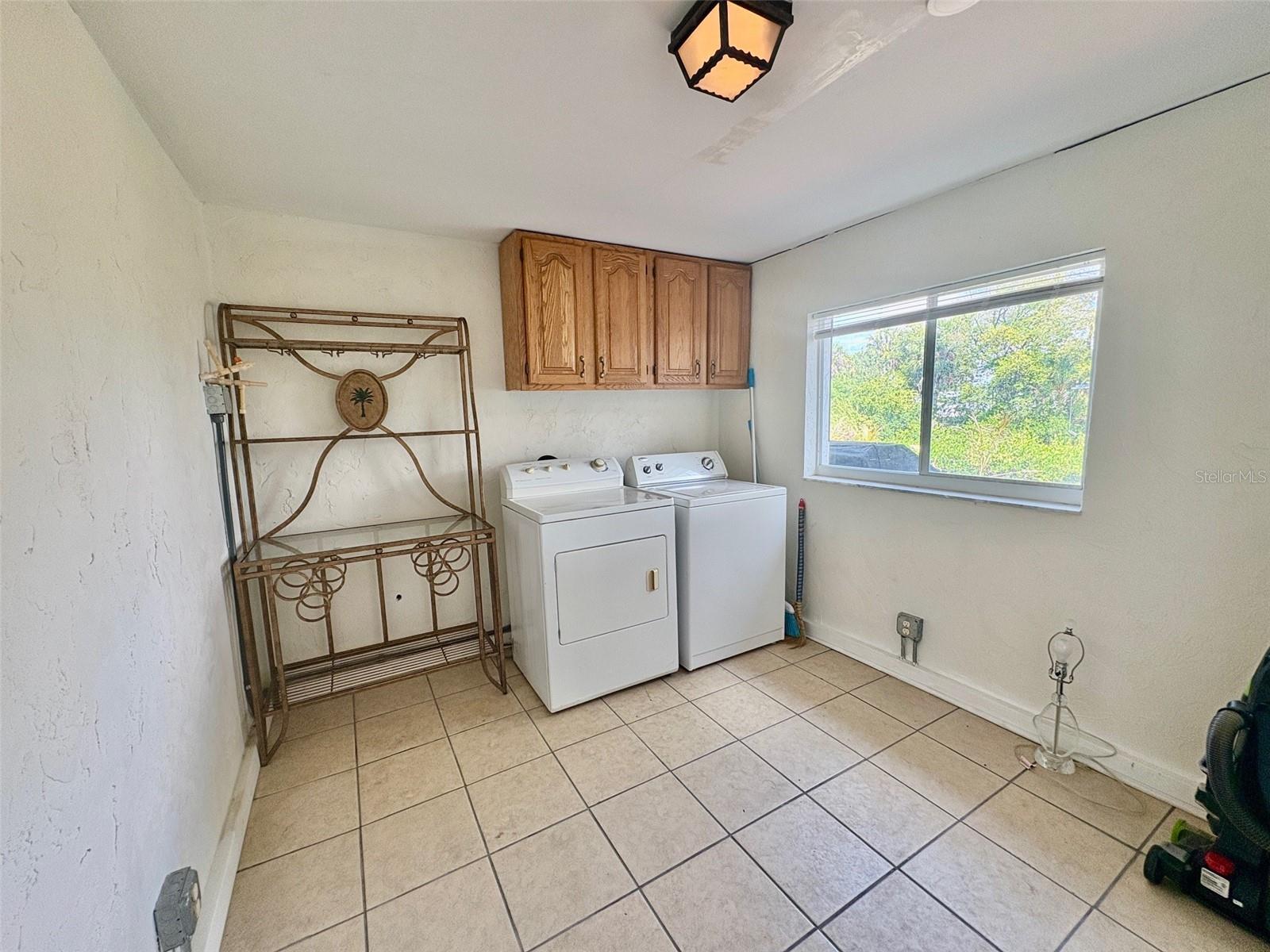 Image 24 of 30 For 605 Barnes Parkway