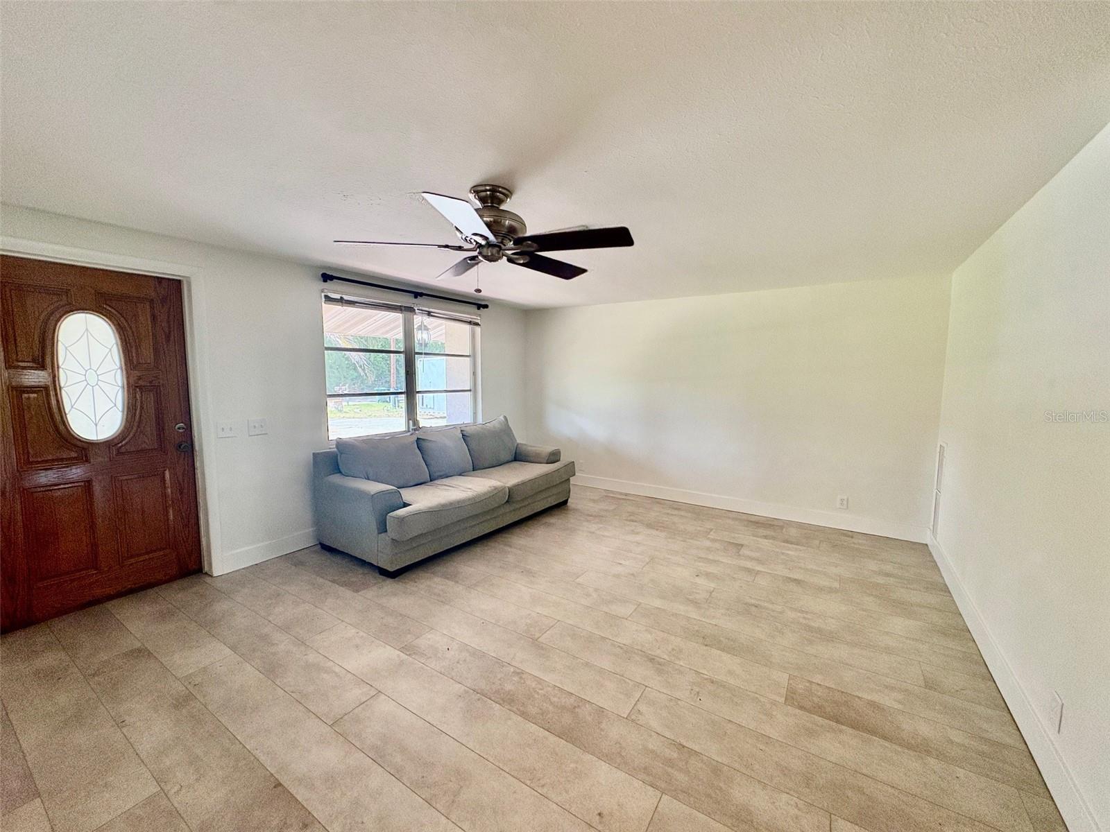 Image 4 of 30 For 605 Barnes Parkway