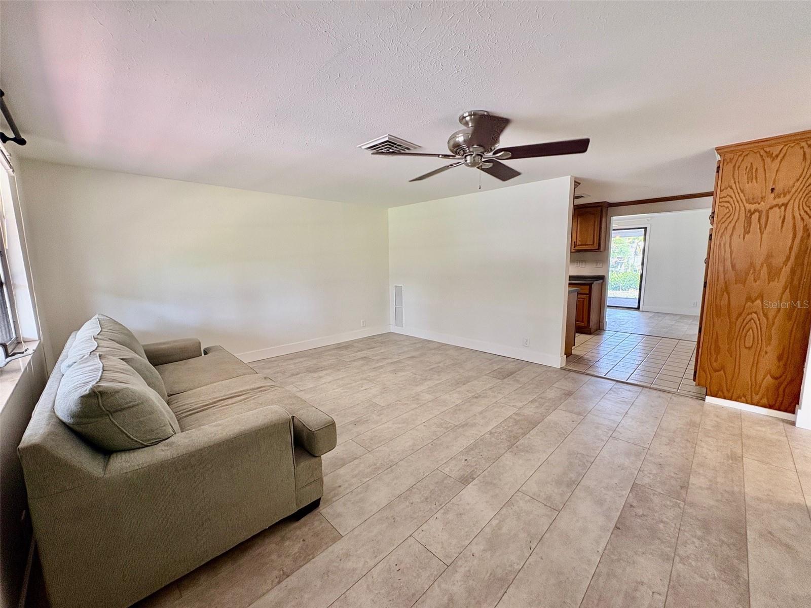 Image 5 of 30 For 605 Barnes Parkway