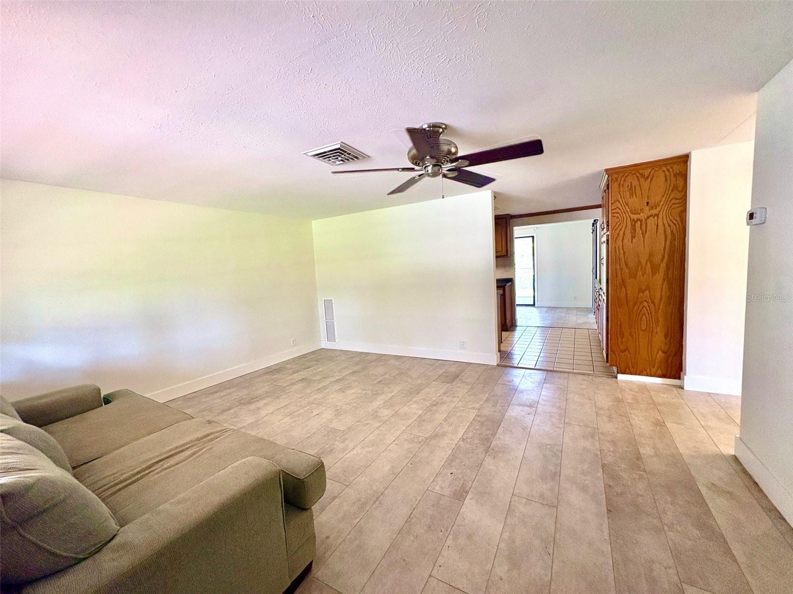 Image 6 of 30 For 605 Barnes Parkway