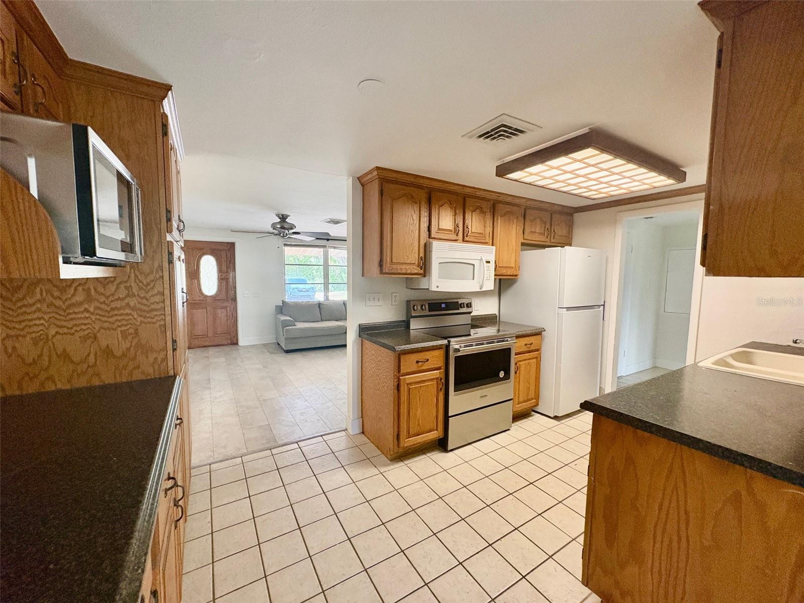 Image 7 of 30 For 605 Barnes Parkway