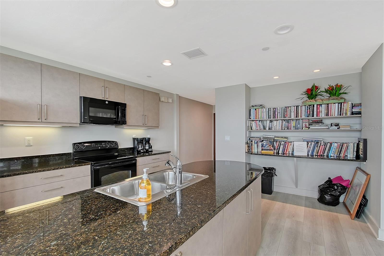 Image 49 of 84 For 988 Blvd Of The Arts  1411