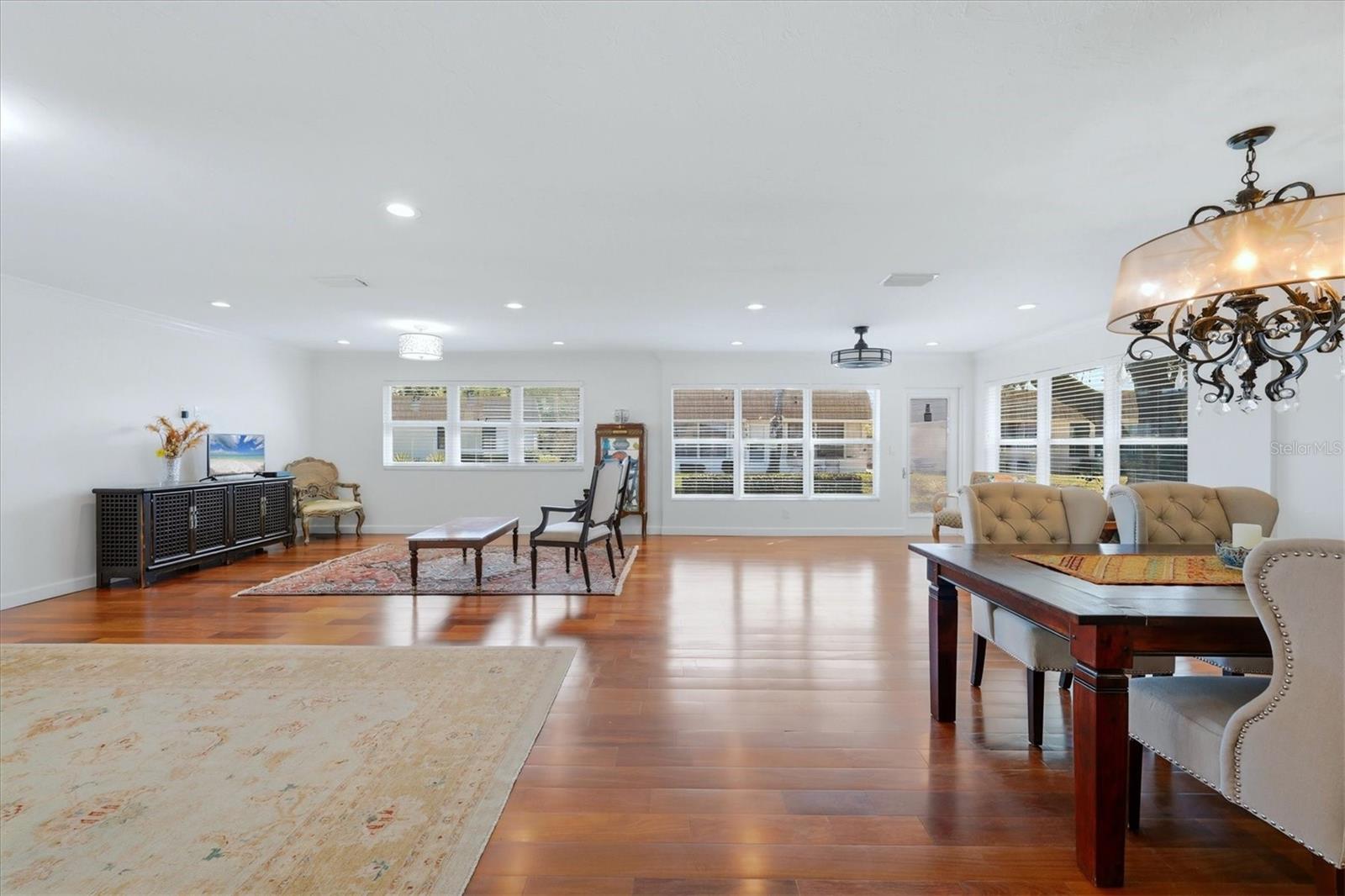 Image 4 of 45 For 2713 Riverbluff Court V101