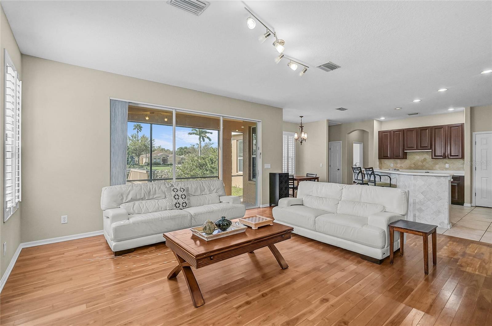 Image 14 of 58 For 3708 5th Avenue Ne