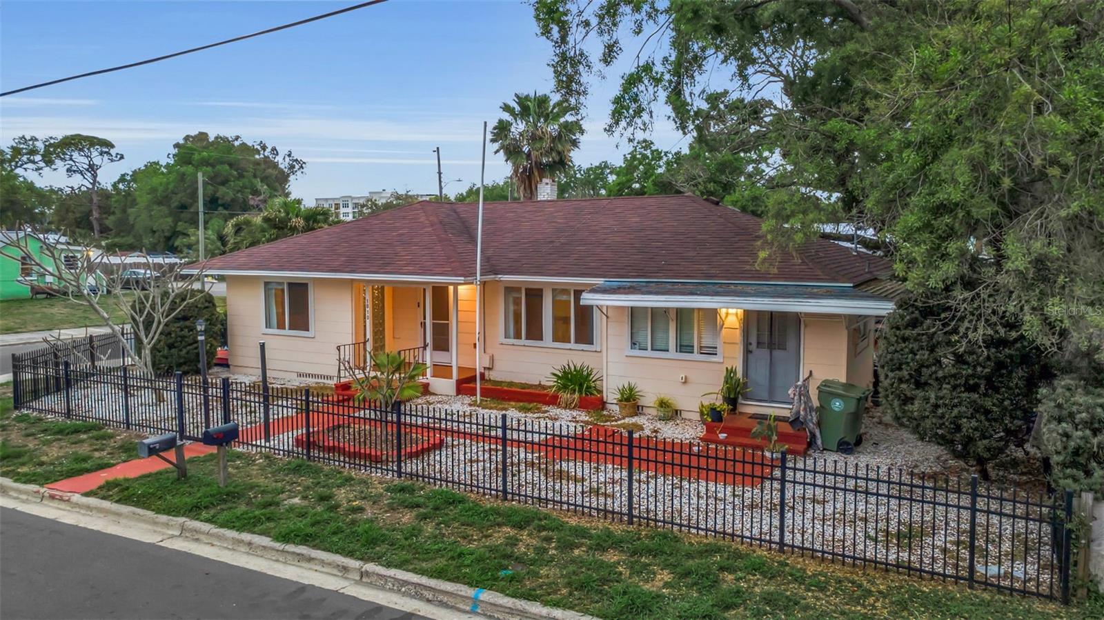 Image 3 of 24 For 1008 16th Avenue W