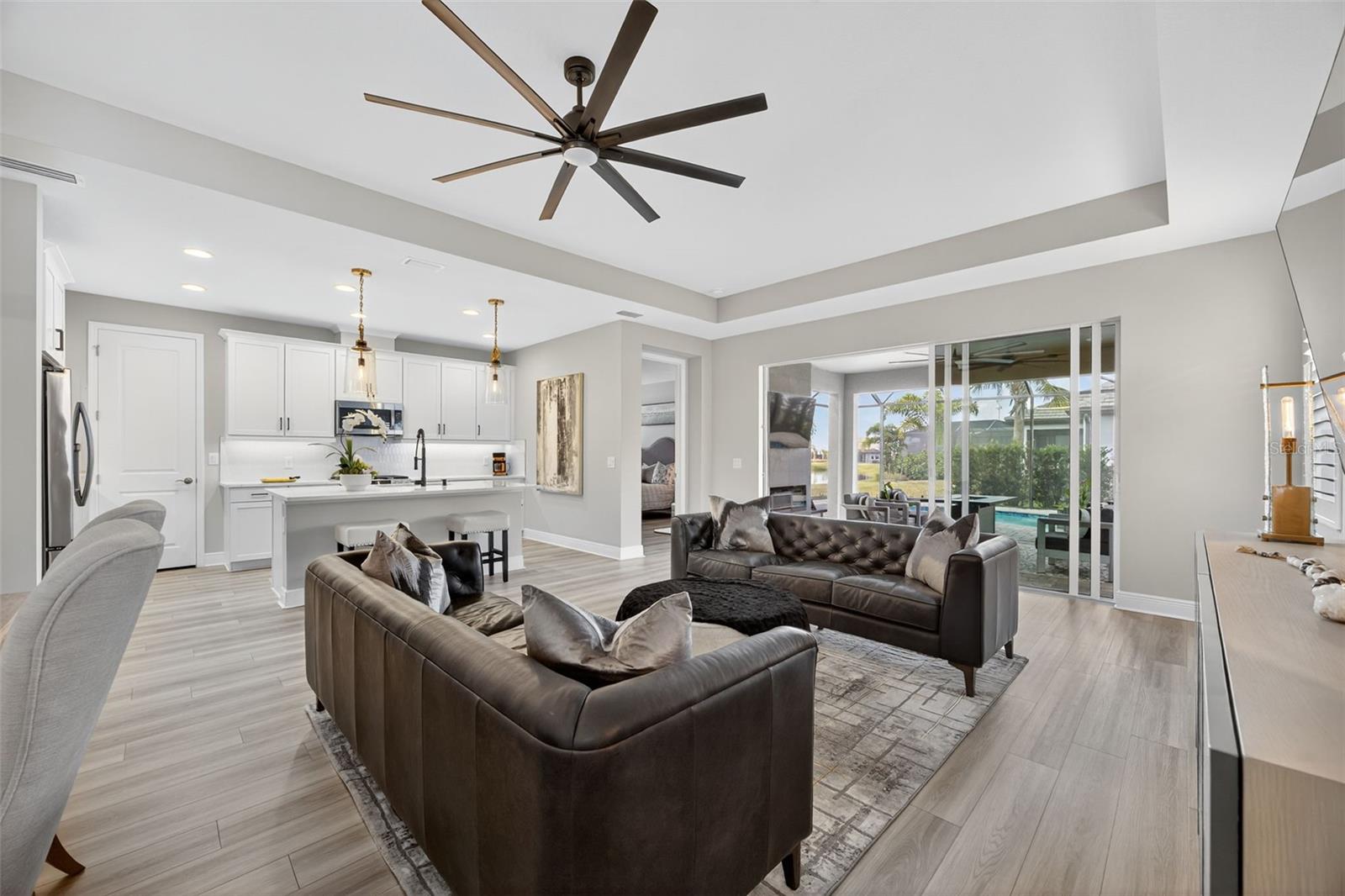 Image 10 of 55 For 17744 Savory Mist Circle