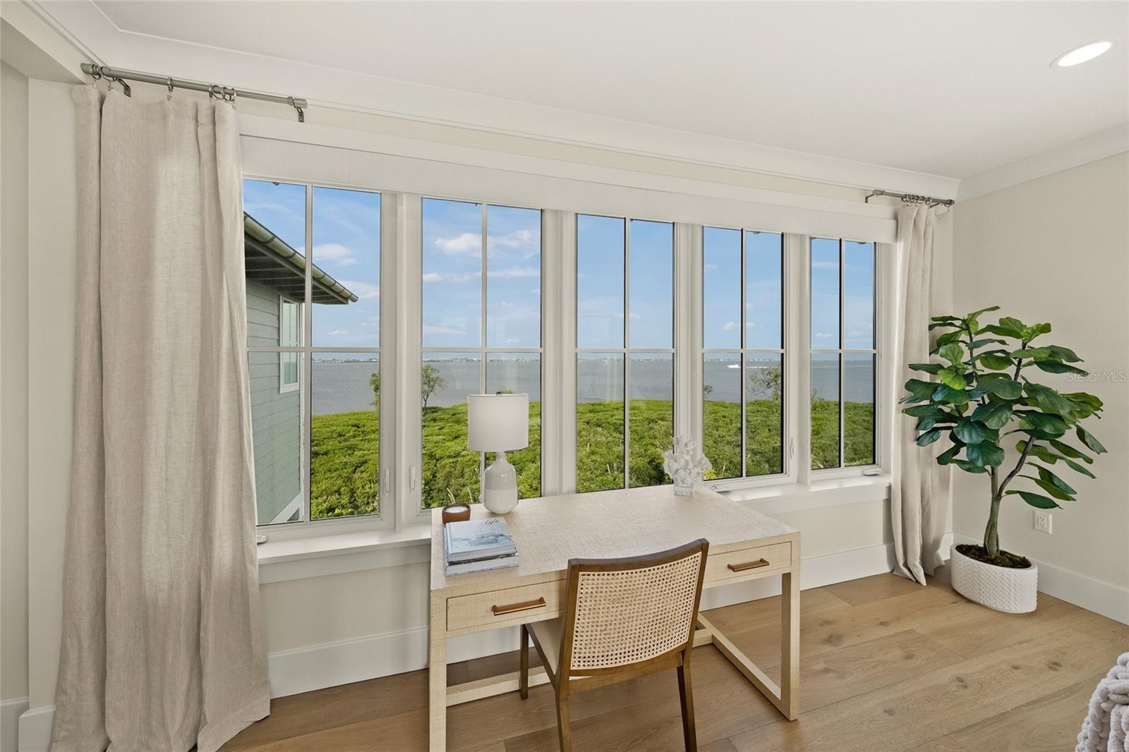 Image 26 of 83 For 332 Harbour Sound Court