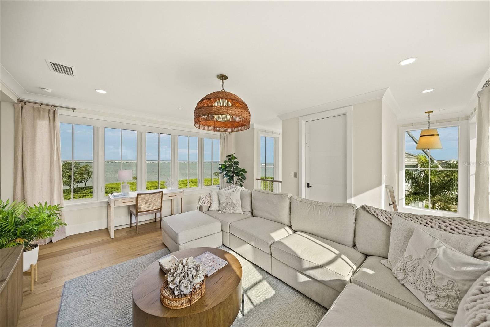 Image 27 of 83 For 332 Harbour Sound Court