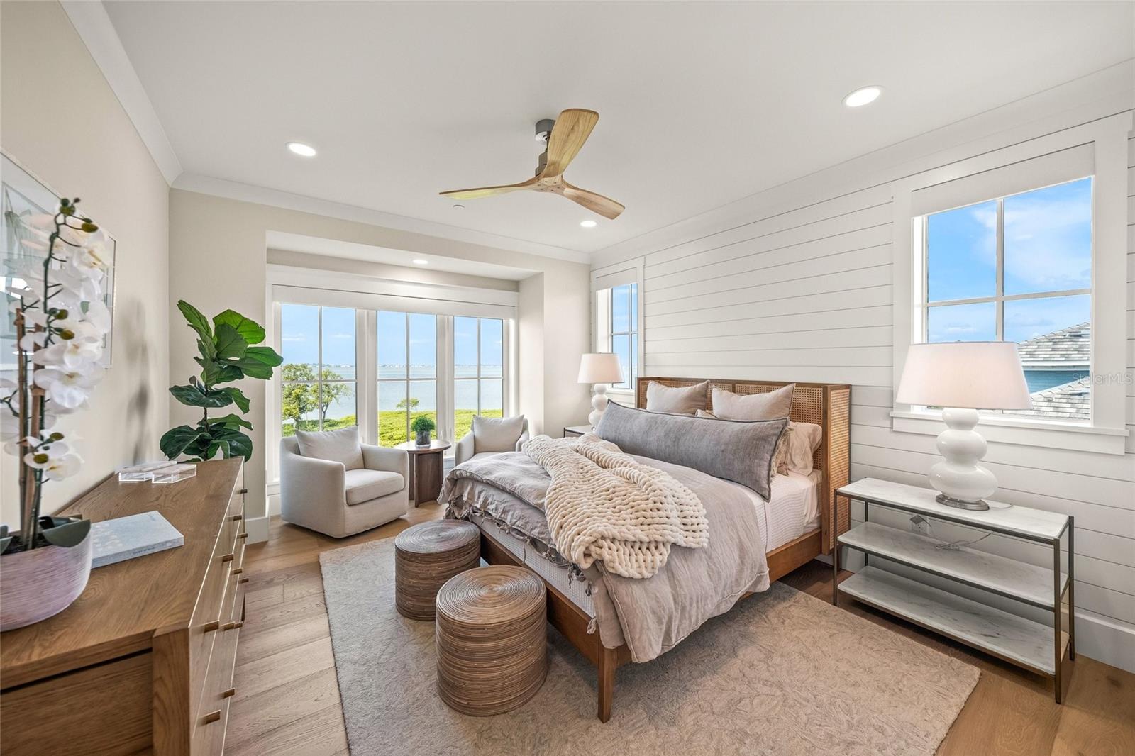 Image 29 of 83 For 332 Harbour Sound Court