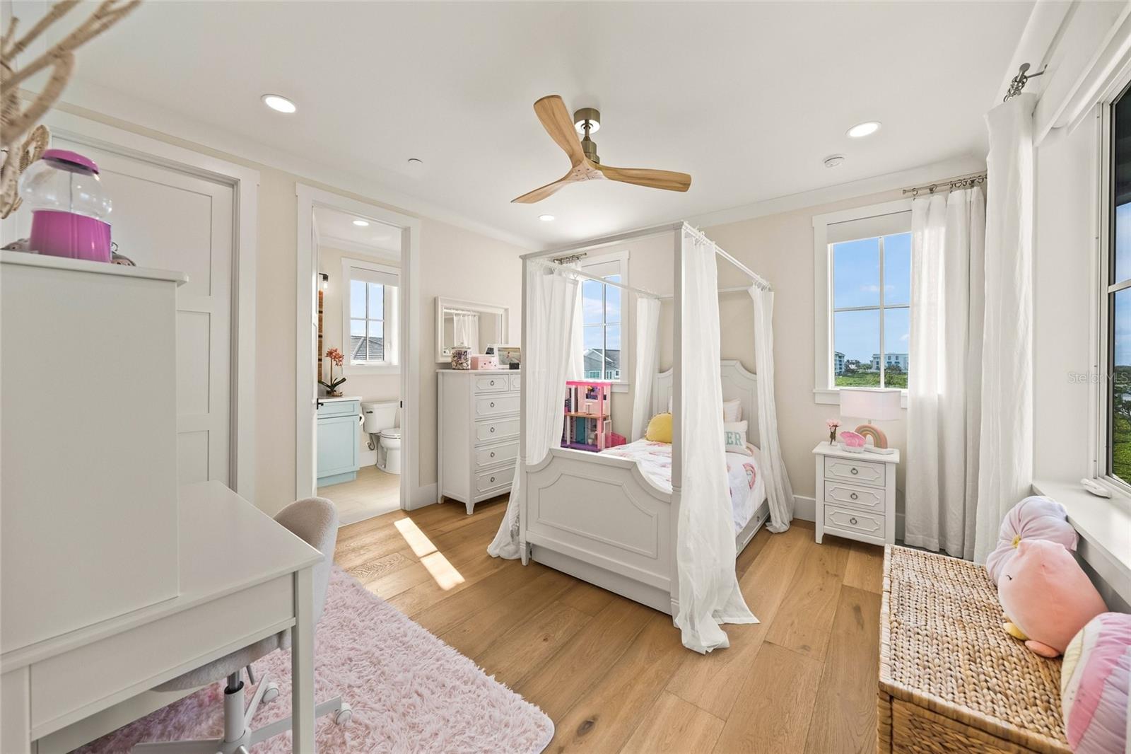 Image 35 of 83 For 332 Harbour Sound Court