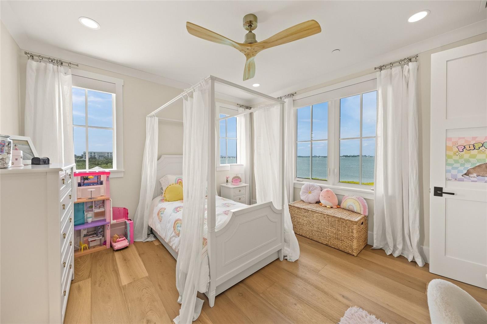 Image 36 of 83 For 332 Harbour Sound Court