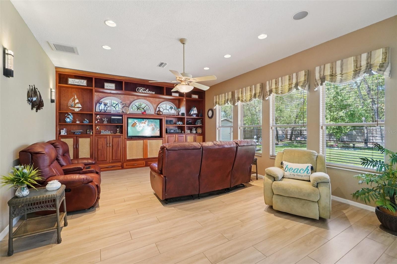 Listing photo id 12 for 13176 Cooper Road