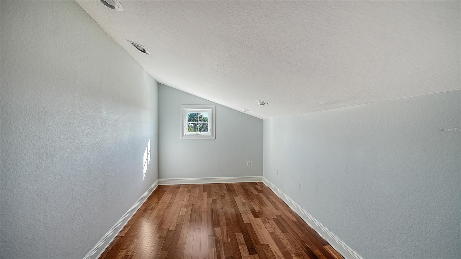 Image 43 of 55 For 925 Bayshore Drive